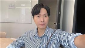 黃少谷為了養家開計程車。（圖／翻攝自FB／黃少谷）