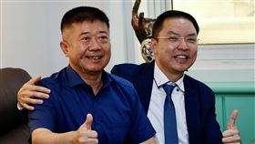 民進黨高市黨部主委交接（1）民進黨高雄市黨部5日舉辦第7、8屆黨部主委交接暨就職典禮，卸任主委許智善（左）與新任主委黃文益（右）合影。中央社記者董俊志攝  113年6月5日