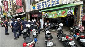 三民區熱河一街與瀋陽街口發生車禍且有人打架，本分局立即派遣轄區十全所警網到場處置。（圖／翻攝畫面）
