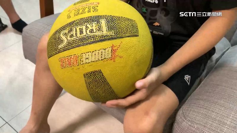 曹童被躲避球擊中拒退場，又不滿鄭童說他不是，於是將對方擒抱重摔害左腿骨折、PTSD等，被法院判決與家長要連帶賠償83萬元。（示意圖，與本案無關／翻攝畫面）