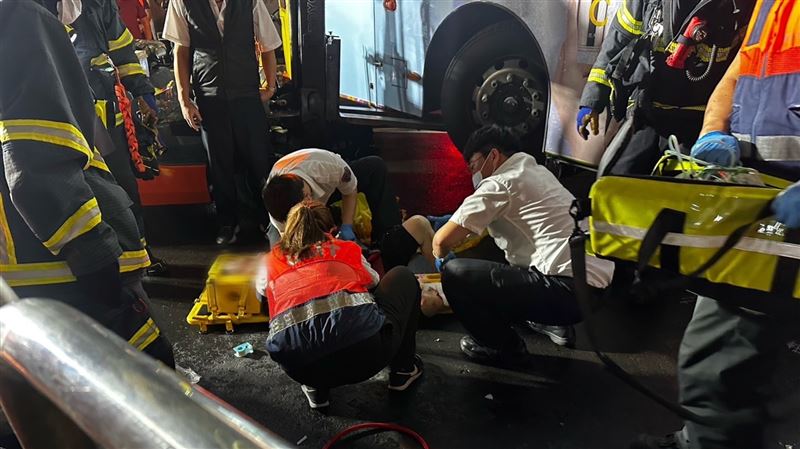 新／華中橋車禍！婦人遭公車捲入搶救中