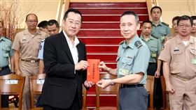 顧立雄今（5）日赴資通電軍指揮部視導時宣布，即日起將各級正、副主官留值的規定恢復常態。（圖／軍聞社提供）