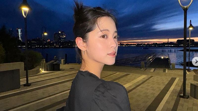 歐陽娜娜大解放！「彎腰炸溝」泳裝辣照曝