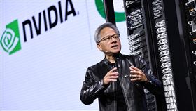 黃仁勳現身美超微梁見後主題演講（2）人工智慧（AI）伺服器大廠美超微（Supermicro）總裁暨執行長梁見後5日上午發表主題演講，輝達（NVIDIA）執行長黃仁勳（圖）穿著招牌皮衣化身超級業務員，大力稱讚Supermicro產品。中央社記者翁睿坤攝  113年6月5日