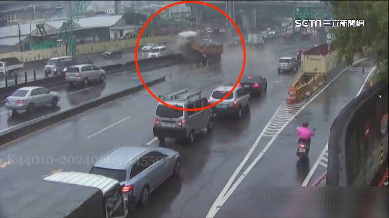 聯結車失控跨越分隔島後朝對向車道衝去，小客車閃避不及當場遭撞