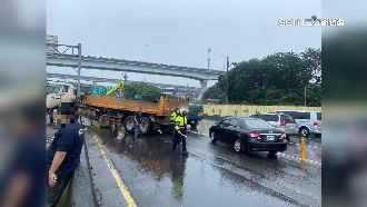砂石車突彈跳撞分隔島　90度衝對向釀1傷