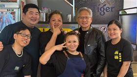 黃仁勳台大演說結束，到百元熱炒店用餐。 (圖／翻攝醉翁漁港海鮮臉書)