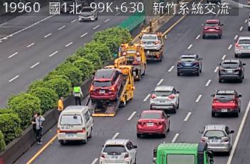 國道一號北向99.5公里處，新竹路段，今天（6日）上午7時42分，傳出6車追撞事故（圖／翻攝自1968APP）