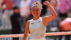 義大利網球女將鮑里妮（Jasmine Paolini）法網8強賽，擊敗第4種子、哈薩克芮芭奇娜（Elena Rybakina），生涯首度闖進大滿貫準決賽。（圖／翻攝自法網Roland-Garros X）