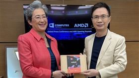 貿協董事長黃志芳與超微（AMD）董事長暨執行長蘇姿丰相見歡。（圖／貿協提供）