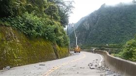 落石塌坍，砸斷電線，合歡山梨山大禹嶺大規模停電　山區56戶無電可用，谷關工務段搶修(圖／翻攝畫面)