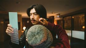 《鬼才之道》陳柏霖飾演的厲鬼經紀人Makoto要黏鬍子講話，常常講著鬍子就掉了笑場。（圖/牽猴子提供）