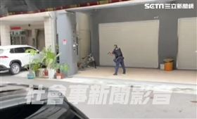 保大雷霆中隊於新興區七賢二路上盤查陳姓男子，陳男因被通緝拔腿狂奔，但跑沒多久，就係喘吁吁，遭員警拔槍喝斥趴下逮人。（圖／翻攝社會事新聞影音畫面）