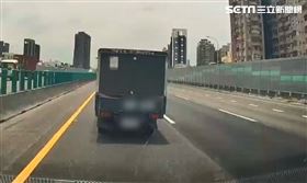 小貨車無視鳴笛及廣播，阻擋救護車前行。（圖／翻攝記者爆料網畫面）