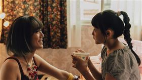 張詩盈（左）在《幸福房屋事件簿》中演出性工作者林姐姐，很照顧小時候的女主角。（圖／逆光電影股份有限公司提供）