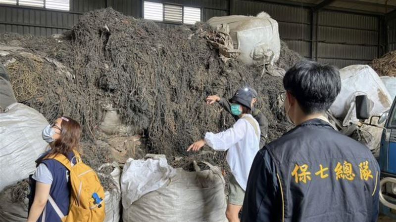 非法蒐購百噸廢塑料四處堆！驚人空拍圖曝