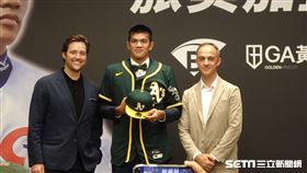 ▲林維恩加盟運動家，國際部球探主管Steve Sharpe（左）、亞太區球探Adam Hislop（右）出席。（圖／記者張沛嘉攝影）