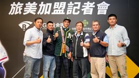 ▲林維恩加盟記者會上與教練們合照。（圖／波拉斯經紀公司提供）