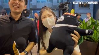 黃仁勳Computex慶功宴　雞排妹持熊現身！