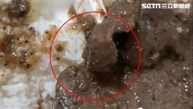 民眾回去吃到一半竟然發現有一隻活生生的蜈蚣沾了胡椒醬，從排骨底下竄出不斷舞動爬來爬去。（圖／民眾提供）