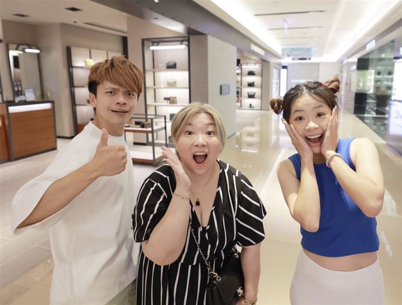 蔡阿嘎（左）遭蘿拉（中）詐財千萬。右為二伯。（圖／翻攝自蔡阿嘎IG）