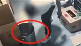 借火鍋店廁所遭拒…中國男竟「闖倉庫亂大便、酸梅湯洗手」員工氣炸