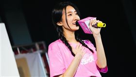 電影《我想和你在一起》「校唱女王」陳華獻唱電影插曲〈這麼多年〉。（圖／星映電影提供）