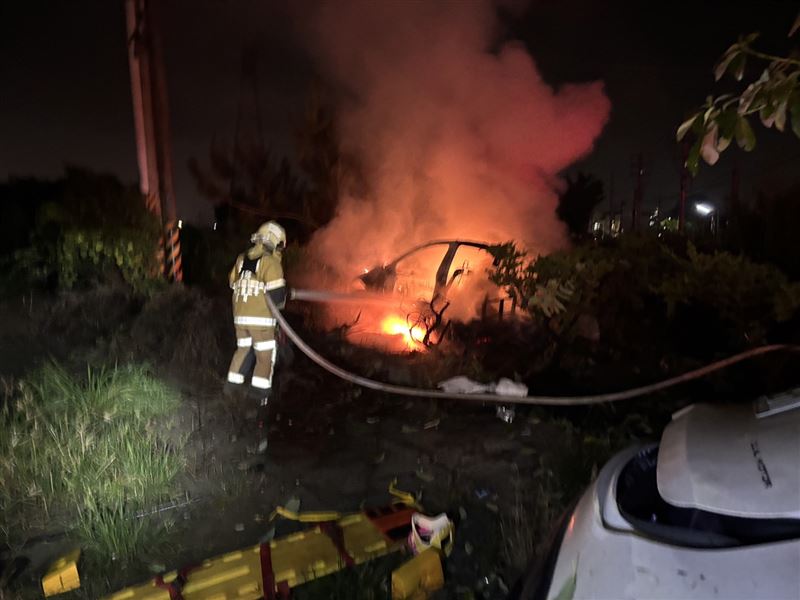 特斯拉墜橋後燒成火球。（圖／翻攝畫面）