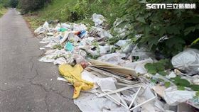 台86線沿路長達200公尺都被棄置垃圾、廢棄物，密度高到難以辨別哪裡是路。（圖／市議員鄭佳欣提供）