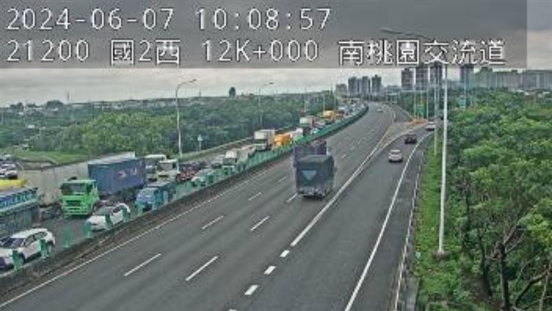 國道2號東向因火燒車事故塞車。(圖/翻攝畫面)