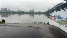新北陳男遺體被人發現在重陽橋下方載浮載沉。（圖／翻攝畫面）