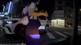 彰化市，休旅車搶快，路口「切西瓜」，女子奔逃嚇哭，駕駛竟破口大罵，罰6000(圖／翻攝畫面)