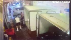 北市孫男（白衣者）不滿被催討羊奶貨款，竟徒手毆打陳姓友人（藍衣者）。（圖／翻攝畫面）