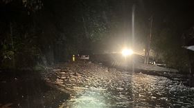蘇花公路又坍了！台9線164.5公里（崇德路段）因連日大雨，今天凌晨1時許發生土石流、坍方，一輛箱型車被落石困在道路中，警消人員獲報前往救援，將受困在車內的一對夫妻救出，所幸這起災害未造成人員傷亡。