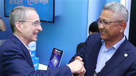 台北國際電腦展  季辛格參觀鴻佰展區（2）台北國際電腦展（COMPUTEX 2024）4日正式開幕，英特爾執行長季辛格（Pat Gelsinger）（左）到鴻佰展區參觀，鴻海旗下工業富聯董事長鄭弘孟（右）出面歡迎。中央社記者王騰毅攝  113年6月4日