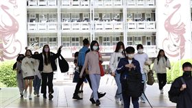 113年國中教育會考結束113年國中教育會考19日進行第2天測驗，依序考自然、英語閱讀、英語聽力。考試全部結束後，許多考生帶著輕鬆的步伐走出台北的試場。中央社記者張新偉攝  113年5月19日