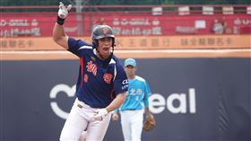 柯敬賢玉山盃開轟展現價值玉山盃青棒賽桃園市隊強打柯敬賢（前）7日在4強賽開轟，對新北市敲出3分砲展現價值，率隊以5比3搶勝晉級冠軍戰。中央社記者謝靜雯攝  113年6月7日