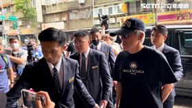 張宇赴靈堂安慰邱瓈寬喪母給擁抱。（圖／記者鄭尹翔攝影）