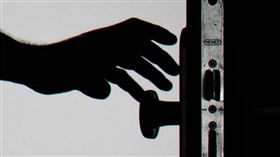 包工跟客戶起爭執，拿三秒膠賭她家鑰匙孔。（示意圖／Pexels）