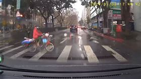 ▲台北市徐姓男子投訴，日前開車行經仁愛圓環，與一騎乘自行車的婦人（紅圈處）發生車禍。控訴警方在事故初判表上，沒有記載婦人闖紅燈。（圖／民眾提供）