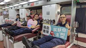 土城鐵警挽袖捐熱血　袋袋相傳播愛心