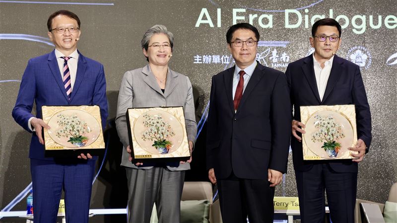 蘇姿丰與陳俊聖聚首台南！黃偉哲送伴手禮