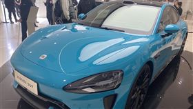 小米開放賞車  中國「米粉」期待許久（1）小米SU7的海灣藍的顏色吸睛，整體線條運動感十足。有中國媒體分析，這款車的造型有點像保時捷。中央社記者呂佳蓉北京攝  113年3月25日
