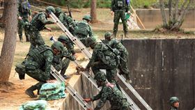 一年期義務役入伍訓練期末鑑測，「綜合戰鬥教練」震撼教育通過障礙。（圖/記者邱榮吉攝影