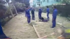 糗! 逃逸移工拒盤查 翻牆落?