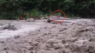 嘉義親水公園溪水暴漲　釣客受困畫面曝