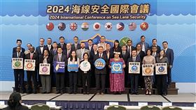 2024年海線安全國際會議貴賓合影參加「2024年海線安全國際會議」的各國專家、學者以及駐台使節進行合影。中央社記者吳書緯攝  113年6月7日