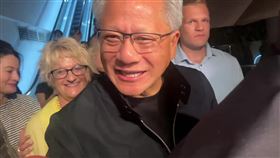 黃仁勳帶老婆上高檔卡拉OK,離開時滿臉通紅，似乎喝了不少。（圖／讀者提供）