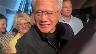 包廂低消10萬！黃仁勳挽老婆上高檔卡拉OK