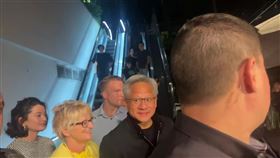 黃仁勳帶老婆上高檔卡拉OK,離開時滿臉通紅，似乎喝了不少。（圖／讀者提供）